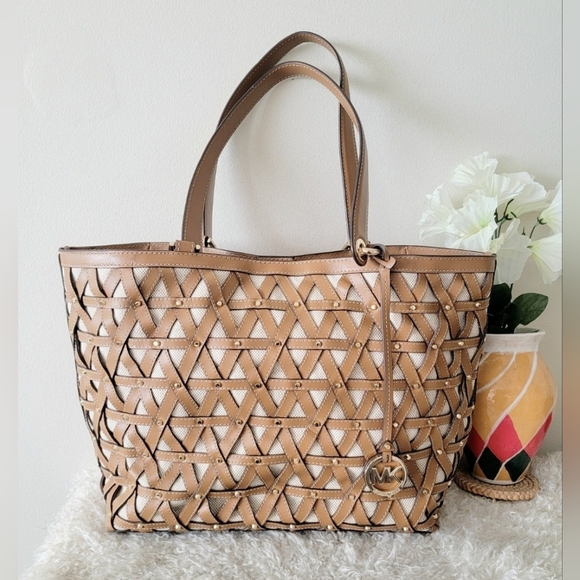 Like new Rare Michael Kors shoulder bag basket shape bag - Picture 1 of 10